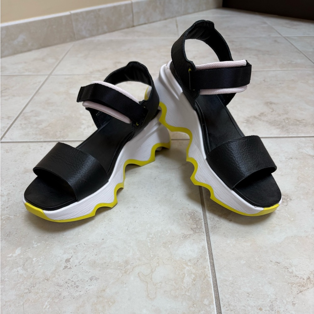SOREL WOMEN'S KINETIC IMPACT Y-STRAP HIGH SANDAL excellent condition!